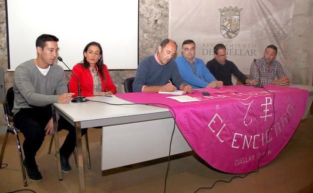 Jairo Martín (i), de Asociación Encierros de Cuéllar; Ainhoa Iglesias, de la Agrupación Cuellarana Amigos del Caballo; Francisco Salamanca, moderador; Luis Senovilla, concejal de Festejos; Diego de Diego, de la Peña El Encierro, y Gonzalo González, de la Asociación A Caballo.
