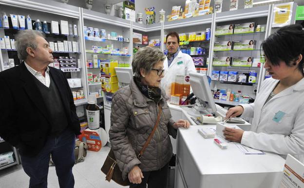 Clientes en una farmacia./