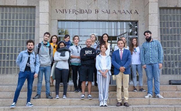 Carmen Lidón y Juan Manuel Corchado jutno con los responsables de la página web./USAL