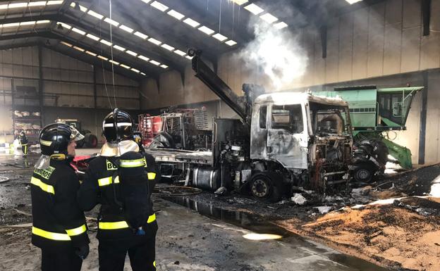 Incendio de una nave industrial en Rubí de Bracamonte Incendio de una nave industrial en Rubí de Bracamonte