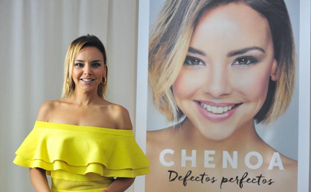 Chenoa junto a la portada de su libro 'Defectos perfectos'. /Efe