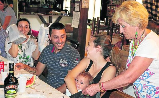 Los cofrades disfrutaron de una comida de hermandad. /Luis A. Curiel
