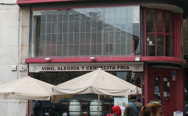 Pantalla gigante apagada en el interior del bar Volapié, en la Calle Real de Segovia. /Antonio de Torre