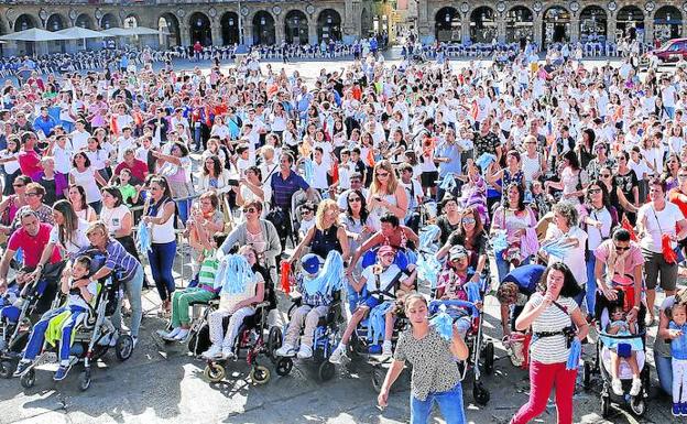 Cientos de personas cerraron el acto bailando dos canciones con motivo del Día Mundial de la Parálisis Cerebral. /ANTORAZ