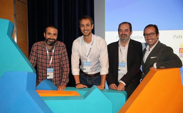 Los integrantes del último bloque de la tarde -Miguel Caballero, Jaime Rodríguez de Santiago y Juan Luis González- junto al delegado de El Norte en Segovia, Jaime Rojas, segundo por la derecha.