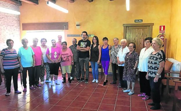 Los ediles, la monitora y los participantes en la actividad de tonificación. /S.G.