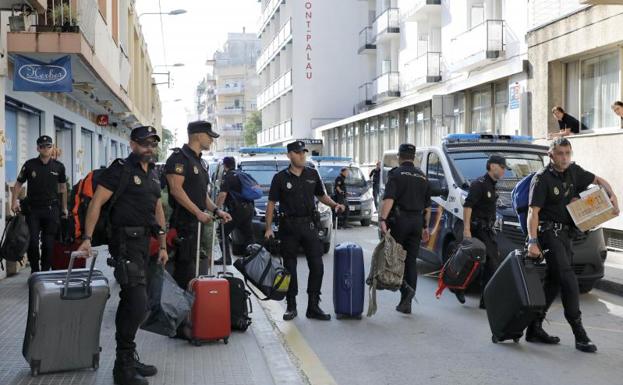 Agentes de Policía se marchan de Pineda de Mar (Barcelona)./Efe