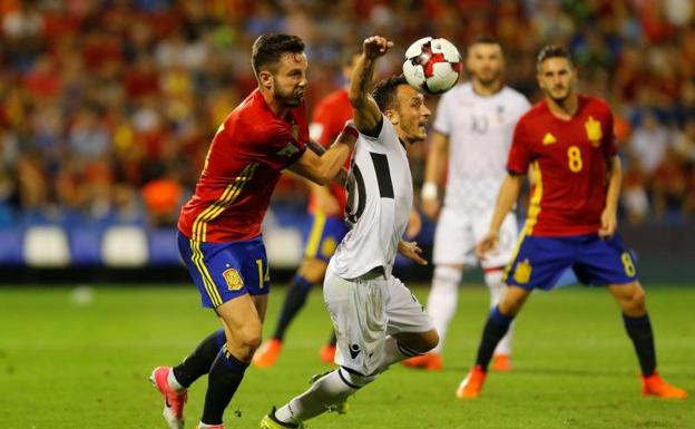 Saúl Ñíguez lucha por un balón con un rival. /Reuters