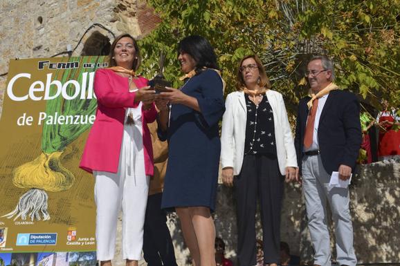 Milagros Marcos recibe la Cebolla de Honor en Palenzuela./Efe