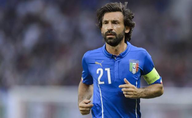 Pirlo porta el brazalete de capitán de la selección italiana./AFP