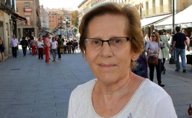 La escritora Cristina Guerra, con su novela, en la avenida del Acueducto. /Antonio de Torre