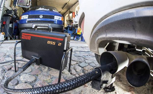 Un dispositivo mide los niveles de emisiones contaminantes de un motor diésel en un taller./PATRICK PLEUL-EFE