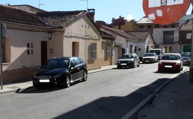 Calle del barrio de Santa Clara donde se arreglarán las aceras. /M. R.