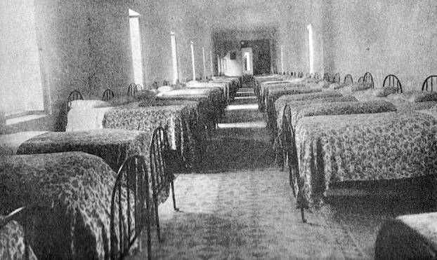 Dormitorio de niños del Hospicio a principios del siglo XX./
