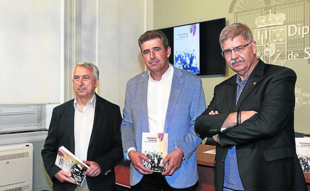 José Luis Martín, Julián Barrera y Juan Francisco Blanco, en la presentación del libro. /LAYA