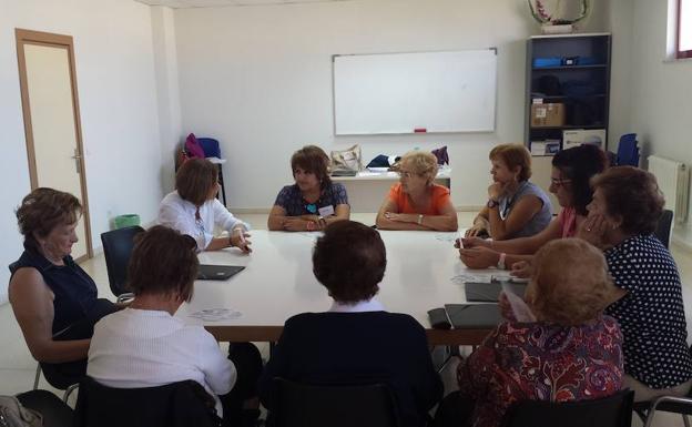 La primera de las sesiones del taller de memoria de Cruz Roja tuvo lugar ayer. /WORD