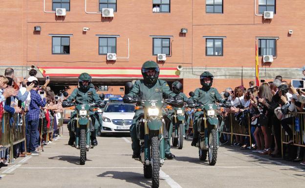 La unidad motorizada participó en el desfile que puso el colofón a la celebración de la festividad de la Virgen del Pilar en la Comandancia de la Guardia Civil./VÍCTOR ANTORAZ