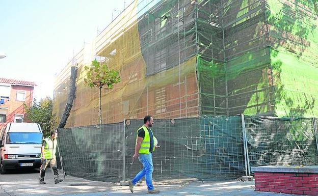 Dos operarios de las empresas, en uno de los bloques en los que se ha comenzado a trabajar./ R. Jiménez