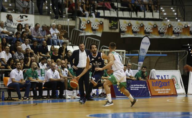 Jordi Grimau trata de lanzar la transición ofensiva en el partido ante el Castelló. /LOF