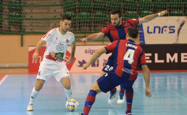 Javi Alonso, que fue expulsado, en una acción del partido frente al Levante./Antonio Tanarro