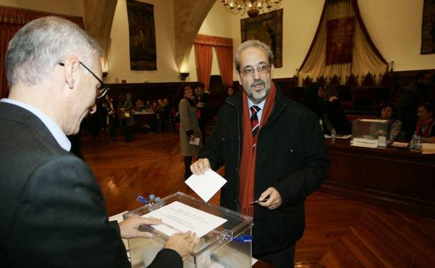Ruipérez ejerce su derecho al voto en los comicios de 2013. /Word