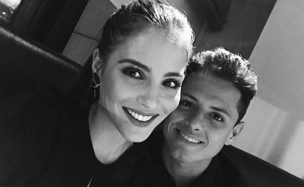 Andrea Duro junto a Chicharito. /Instagram