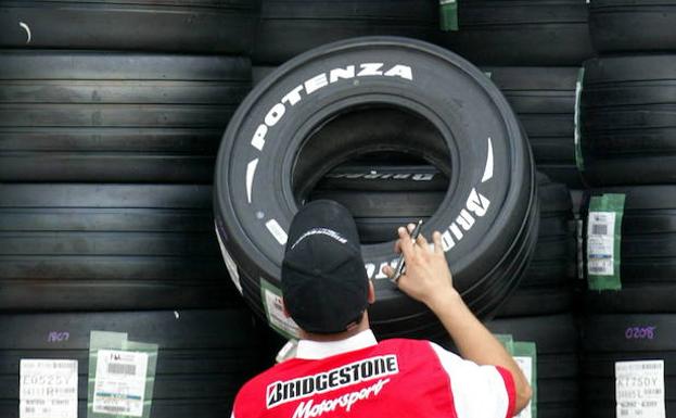 Un técnico de Bridgestone coloca un neumático/REUTERS