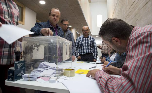 Momento de votación entre los taxistas de Valladolid. /Alberto Mingueza