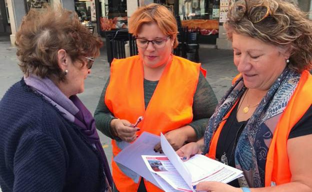 Miembros de CC OO de Segovia, ayer, informan y recogen firmas de la campaña contra la pobreza. /El Norte