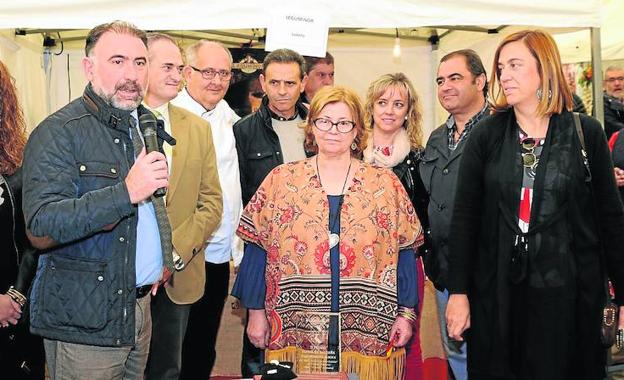 Pilar Pedrosa, en el centro, entre el alcalde de Saldaña y la presidenta de la Diputación. /Borja Barba