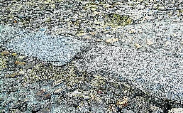 Desperfectos en una calle emborrillada de la ciudad. /El Norte
