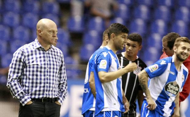 Pepe Mel (i), aún como técnico del Deportivo. /Efe