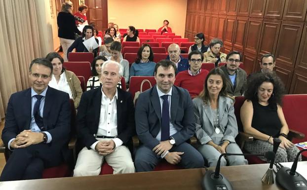 Representantes de la Junta y del Colegio de Farmacéuticos, en la inauguración de las jornadas. /El Norte