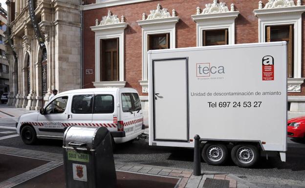 Una unidad de descontaminación de amianto en una calle de Palencia./Antonio Quintero