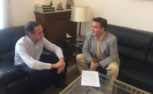 Iván Estalayo, representante de La Braña, a la derecha, con el delegado del Gobierno en Cantabria, Samuel Ruiz. /El Norte