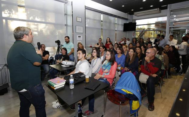 Participantes en la experiencia 'Innobar', esta tarde en Palencia. /Antonio Quintero