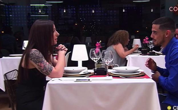 Alfonso con su pretendianta durante la cena en 'First Dates'./Cuatro