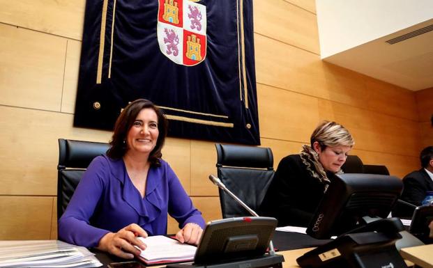 La consejera de Cultura y Turismo, María Josefa García Cirac, explica el Proyecto de Ley de Presupuestos de la Comunidad para su departamento en 2018. /Efe