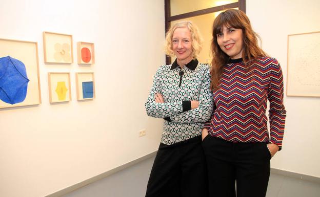 María Jesús Garcés (derecha) y Sabine Finkenauer, ayer en el Palacio Quintanar. /Antonio Tanarro