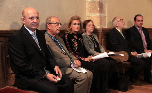 Juan Antonio del Barrio, encargado de la lección inaugural, junto a otros académicos. /Antonio Tanarro