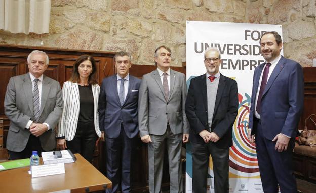 Gerardo Gutiérrez,Elena Vicente, Luis Javier Cepedano, José María Ribot, Daniel Hernández Ruipérez y Luis Carr oSancristóbal participaron en el foro celebrado en el Aula Unamuno. /VÍCTOR ANTORAZ
