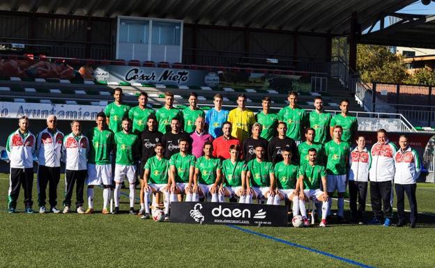 El CD Guijuelo se realizó ayer en el Municipal la foto oficial de la plantilla para la temporada 2017-2018./CD GUIJUELO