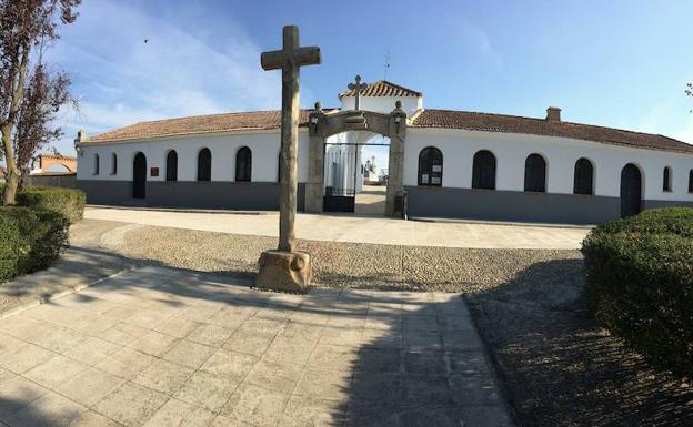 Estado actual de la entrada al cementerio, con todos los muros pintados./Ayuntamiento de Alba de Tormes