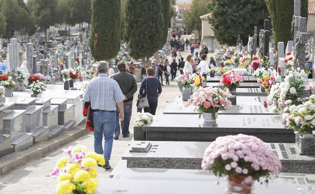 Uno de los pasillos del cementerio San Carlos Borromeo lleno de personas que fueron a visitar ayer a sus difuntos. /ANTORAZ