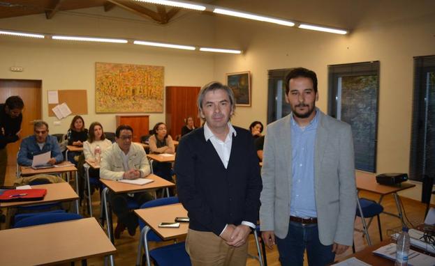El primero de los formadores, Jesús Rivas, y el teniente de alcalde, Domingo Benito./S.G.