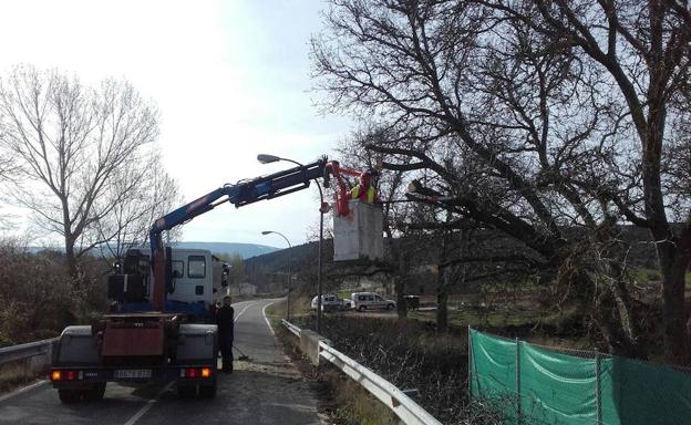 Obras de los equipos de la Diputación de Segovia en una vía de la red provincial. El Norte/