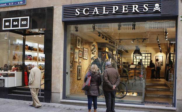 Una pareja observa el escaparate de una tienda del centro de la ciudad. /VÍCTOR ANTORAZ