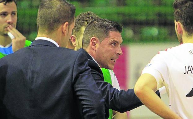 Diego Gacimartín, durante un tiempo muerto del partido frente al Gran Canaria./Antonio Tanarro