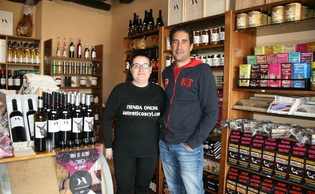 Anael Galindo y Rodrigo Ibáñez, en la tienda Auténticos CyL de Cuéllar./M. Rico