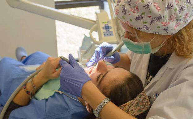 Atención odontológica a una paciente. /WORD